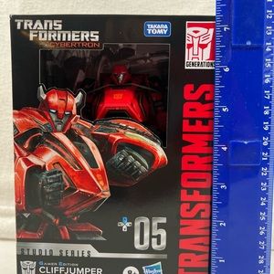 Transformers Hasbro WFC Studio Series Gamer Edition Deluxe Cliffjumper!